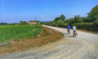 Fototapeta premium Bambini in bicicletta 