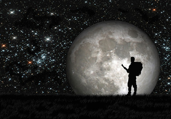 Luna llena tridimensional con silueta de hombre, estrellas.