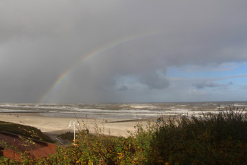 Regenbogen über der Nordseeinsel Wangerooge