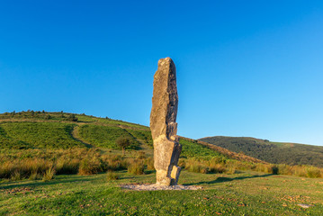 Menhir de Arlobi, Gorbea, Álava, España