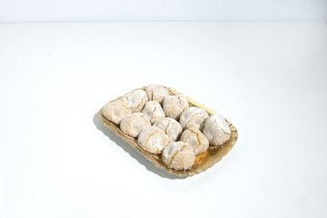 dolci di mandorle su di un tavolo in un vassoio