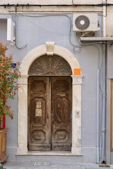 Fototapeta na wymiar morbid old wooden door of a grey home