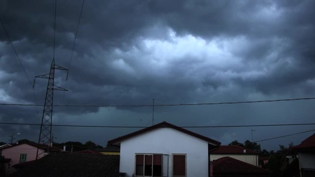 Il cielo cupo prima del temporale. Fulmini e saette prima della pioggia e grandine.