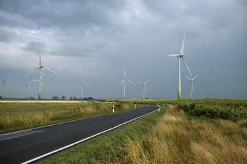 Windr&auml;der in Norddeutschland und starke Bew&ouml;lkung nach Regen - Stockfoto 