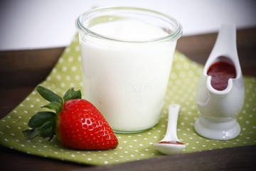 Weißer Joghurt auf gedeckten Tisch