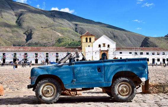 Estacionado en la plaza principal del pueblo