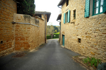 petite rue avec maison en pierre dorés
