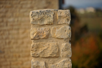 Mur en pierre dorée beaujolais