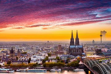 Obraz premium Cologne Cathedral at sunset, skyline of Cologne, Germany
