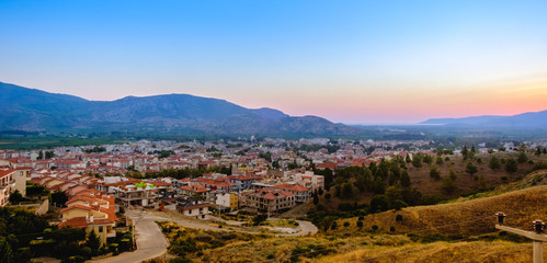 Obraz premium Selcuk, Turkey. Panorama of the view of the city and the mountains at sunset.