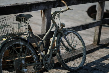 Fototapeta na wymiar Verschlammtes Fahrrad