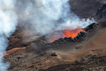 Eruption du volcan de la Fournaise à la Réunion en avril 2018