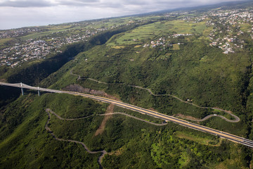Fototapeta na wymiar Vue aérienne de la Route des Tamarins à La Réunion