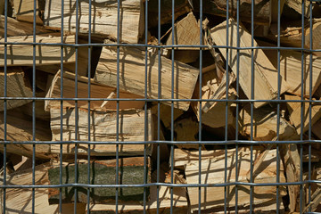 Brennholz in Gitterbox
