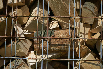 Brennholz in Gitterbox