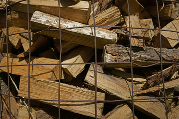 Brennholz in Gitterbox