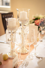 Gedeckter Tisch bei einer Hochzeit