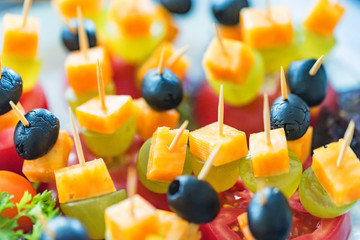 Appetizer of cheese cubes, grapes and tomato - obrazy, fototapety, plakaty