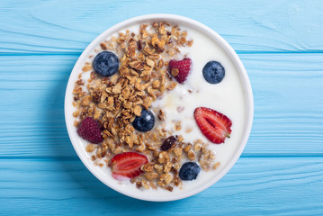 Chia yogurt with granola