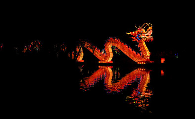 Fototapeta premium Oświetlona latarnia chińskiego smoka