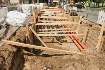 Alte und neue Fernw&auml;rmerohre liegen in einer Baugrube