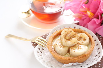Banana and cinnamon powder tart 