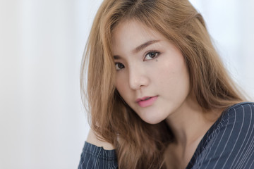 Naklejka premium Close up of Young attractive Asian woman relaxing on vacation in room