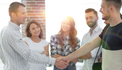 Obraz premium handshake business partners in the creative office.