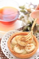 Banana and cinnamon powder tart 