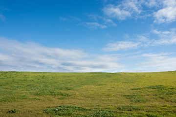 草原と秋の青空