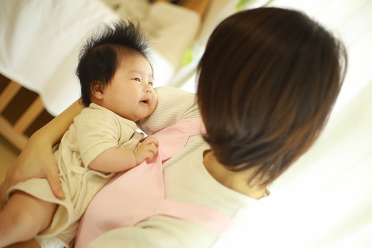赤ちゃんと保育士イメージ