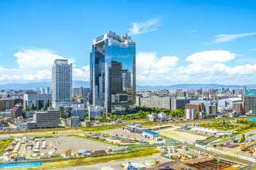 푸른 하늘과 오사카의 도시 풍경