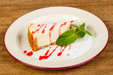 Classic cheesecake with mint