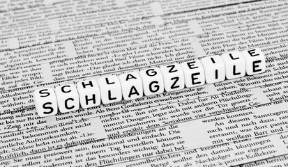 Obraz premium Schlagzeile in der Zeitung