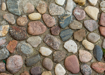 Masonry made of multicoloured stones