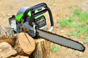 The working chainsaw lies on the stump