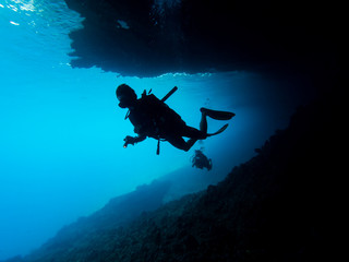 Naklejka premium Diver in the shadows