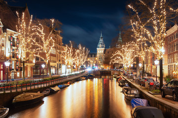 Fototapeta premium Spiegelgracht na starym mieście w Amsterdamie z Muzeum Rijks w tle
