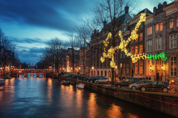 Fototapeta premium Lekki obiekt nad kanałem Herengracht podczas Festiwalu Światła w Amsterdamie