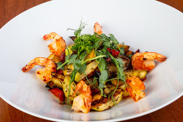 Delicious prawns with vegetables