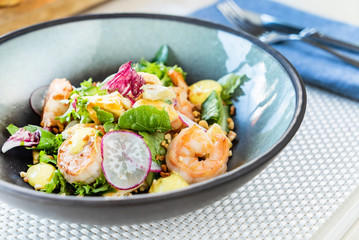 salad with shrimps