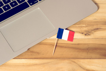 Ein Computer und Flagge von Frankreich