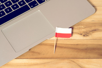 Ein Computer und die Flagge von Polen