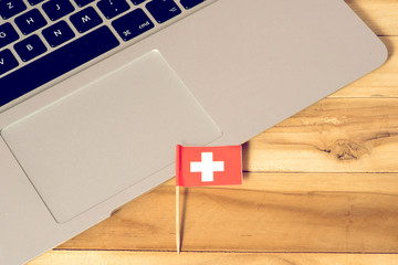 Fototapeta na wymiar Flagge von Schweiz und ein Computer