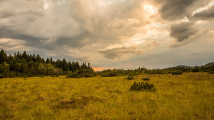 Landschaft mit bedrohlichen Wolken