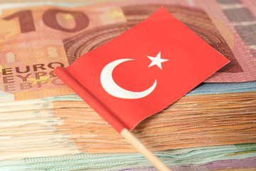 Flagge der Türkei und Euro Geldscheine