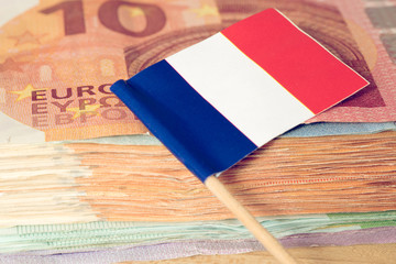 Flagge von Frankreich und Euro Geldscheine