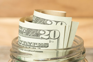 Dollar Geldscheine in einem Einmachglas