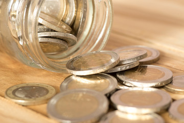 Euro Münzen in einem Einmachglas