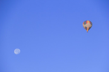Globo aerostático y luna